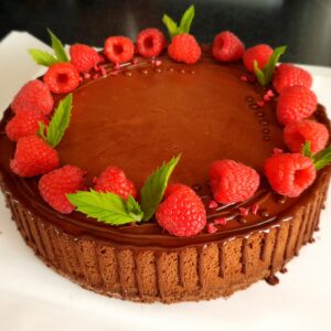 Šokolaaditort krõbekihi ja vaarikatega